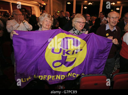 Unterstützer nehmen an der UKIP-Frühjahrstagung im Winter Gardens Theatre in Margate, Kent, Teil. Stockfoto