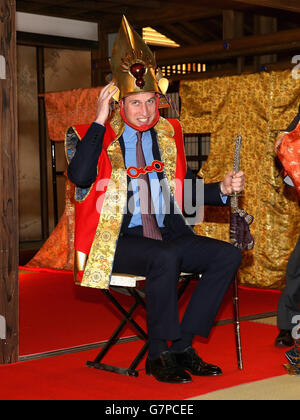 Der Herzog von Cambridge ist als Samurai-König gekleidet, als er am dritten Tag seines Besuchs in Japan ein historisches Drama in den NHK Public Broadcasting Studios in Tokio besuchte. Stockfoto