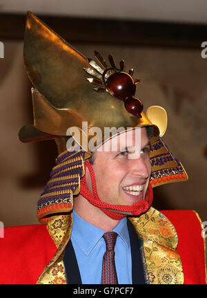 Der Herzog von Cambridge ist als Samurai-König gekleidet, als er am dritten Tag seines Besuchs in Japan ein historisches Drama in den NHK Public Broadcasting Studios in Tokio besuchte. Stockfoto