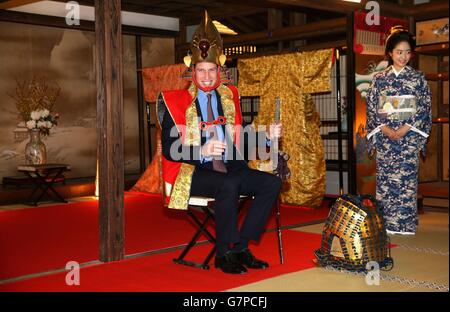 Der Herzog von Cambridge ist als Samurai-König gekleidet, als er am dritten Tag seines Besuchs in Japan ein historisches Drama in den NHK Public Broadcasting Studios in Tokio besuchte. Stockfoto