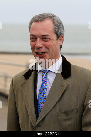 UKIP-Führer Nigel Farage kommt am zweiten Tag der UKIP-Frühjahrstagung im Winter Gardens Theatre in Margate, Kent, an. Stockfoto