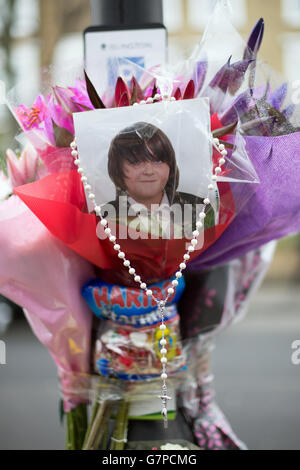 Ein Bild hängt an Blumengebete auf der Caledonian Road, Islington, im Norden Londons, nachdem gestern Abend ein Teenager-Radfahrer erstochen wurde. Stockfoto