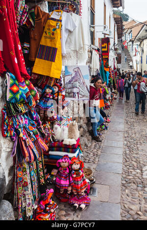 Kleine Straße in Cusco mit touristischen Souvenirs auf dem display Stockfoto