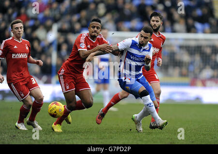 Fußball - Sky Bet Championship - Reading gegen Nottingham Forest - Madejski Stadium. Reading's Daniel Williams (2. Rechts) und Nottingham Forest's Michael Mancienne (2. Links) kämpfen um den Ball Stockfoto