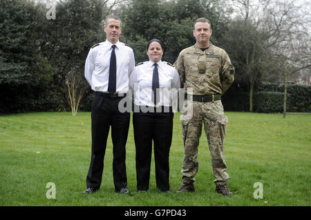 Leutnant Wendy Frame (Mitte) und Petty Officer Russell James Adams (links) von der Royal Navy zusammen mit Sergeant Christopher Stephen Browne von den 9./12. Royal Lancers (rechts), nachdem sie als Mitglied des Order of the British Empire (MBE) benannt wurden, Queen's Gallantry Medal (QGM) und wird in Dispatches (MITTE) bzw. während einer Veranstaltung im Lancaster House, London erwähnt, wo die neuesten Operational Honors und Awards bekannt gegeben wurden. Stockfoto