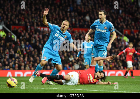 Radamel Falcao von Manchester United wird während des Spiels der Barclays Premier League im Old Trafford, Manchester, von John O'Shea und Wes Brown von Sunderland herausgefordert. Stockfoto