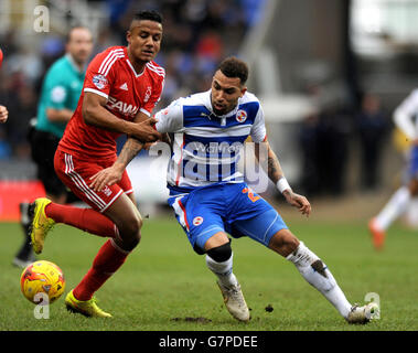 Fußball - Sky Bet Championship - Reading gegen Nottingham Forest - Madejski Stadium. Reading's Danny Williams (rechts) und Nottingham Forest's Michael Mancienne kämpfen um den Ball Stockfoto