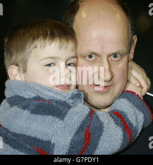 Hugh und Mathew Clay, 5 Jahre alt, nachdem sie im Aufzug stecken geblieben waren. Es wird angenommen, dass einer der Hubkabel eingerastet ist und das Notbremssystem auslöst. Die Feuerwehrleute haben nun vier Kinder, fünf Erwachsene und einen Mitarbeiter mithilfe einer hydraulischen Plattform aus dem Aufzug gerettet. Stockfoto