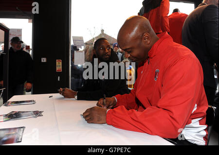 Fußball - Sky Bet Championship - Charlton Athletic gegen Huddersfield Town - The Valley. Jason Euell (links) und Richard Rufus (rechts) geben Autogramme im Clubshop. Stockfoto