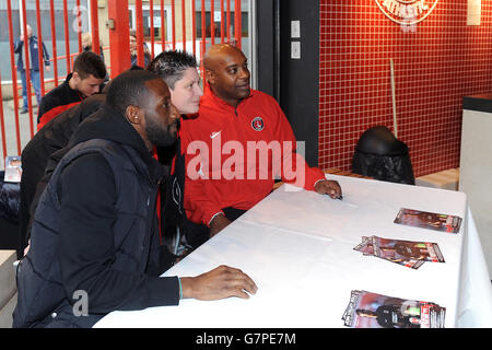 Jason Euell (links) und Richard Rufus (rechts) geben Autogramme im Clubshop. Stockfoto