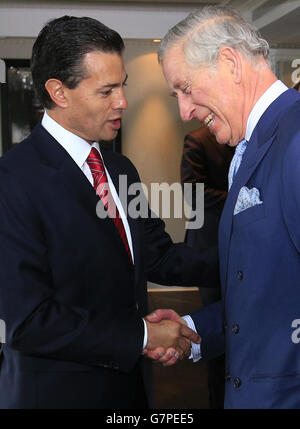 Der Präsident von Mexiko, Enrique Pena Nieto, empfängt den Prinzen von Wales zu Beginn des dreitägigen Staatsbesuchs im Intercontinental Hotel, Park Lane, London, in seiner Suite. Stockfoto