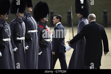 Der Präsident von Mexiko, Enrique Pena Nieto (Mitte), während er eine Ehrenwache bei der Horse Guards Parade inspiziert, während er vom Herzog von Edinburgh begleitet wird, während des ersten dreitägigen Besuchs in Großbritannien. Stockfoto