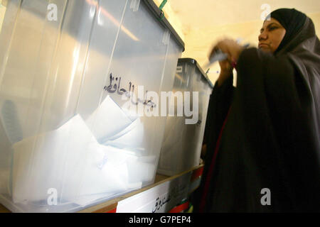 Wahlen im Irak. Eine Frau stimmt in einem Wahllokal ab. Stockfoto