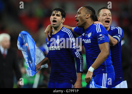 Fußball - Capital One Cup - Finale - Chelsea gegen Tottenham Hotspur - Wembley Stadium. Chelsea's Diego Costa (links), Didier Drogba (Mitte) und John Terry (rechts) feiern den Sieg im Capital One Cup Finale. Stockfoto