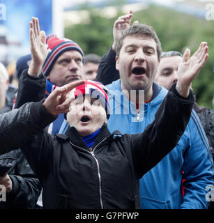 Fußball - Rangers EGM Ankunft - Ibrox. Rangers-Fans vor dem Rangers EGM in Ibrox, Glasgow. Stockfoto