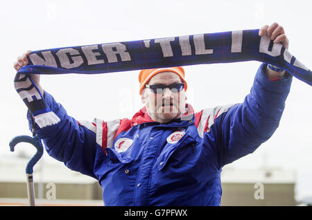 Fußball - Rangers EGM Ankunft - Ibrox. Ein Rangers-Fan vor dem Rangers EGM in Ibrox, Glasgow. Stockfoto