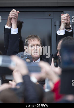 Dave King wird von Fans begrüßt, die der EGM der Rangers in Ibrox, Glasgow, folgen. Stockfoto