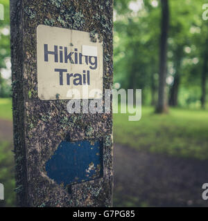 Wanderweg-Zeichen auf einem hölzernen Pfosten In einem Wald Stockfoto