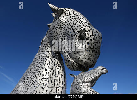 Blauer Himmel über den Kelpies 30 Meter hohe Pferdekopfskulpturen am Forth und Clyde Canal, Falkirk, da das warme Wetter starken Winden von bis zu 80 km/h, Regen und Durchschnittstemperaturen Platz machen wird. Stockfoto