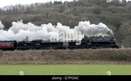 Foto. Dampflokomotive Nr. 61994 die große Marquess ist doppelköpfig mit der 62005 K1 6-2-0, als sie ihren Weg an Esk Cottages, in der Nähe von Grosmont, auf der North Yorkshire Moors Railway, als Teil der Ereignisse anlässlich des 50. Jahrestages der Schließung der Linie nach dem Beeching-Bericht machen. Stockfoto