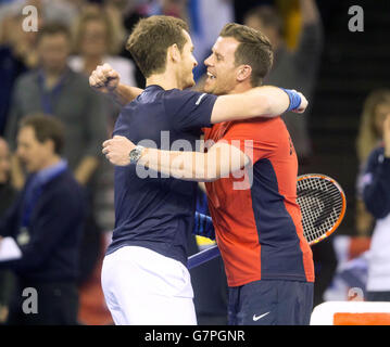 Nach dem Davis-Cup-Spiel in der Emirates Arena in Glasgow feiert der Großbritanniens Andy Murray mit dem Teamtrainer Leon Smith. Stockfoto