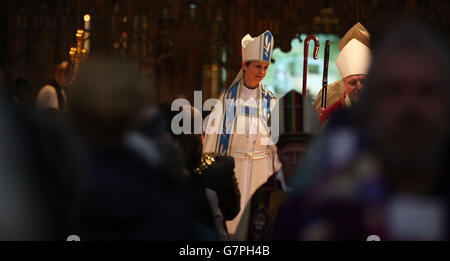 Bischof Libby Lane wird offiziell in der Chester Cathedral in Cheshire installiert, da die erste Bischofin der Kirche Englands heute ihre erste Predigt halten wird, da sie in ihrer Heimatdiözese installiert ist - am Internationalen Frauentag. Stockfoto