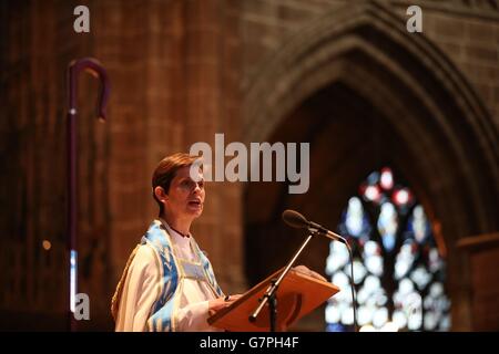 Bischof Libby Lane wird offiziell in der Chester Cathedral in Cheshire installiert, da die erste Bischofin der Kirche Englands heute ihre erste Predigt halten wird, da sie in ihrer Heimatdiözese installiert ist - am Internationalen Frauentag. Stockfoto