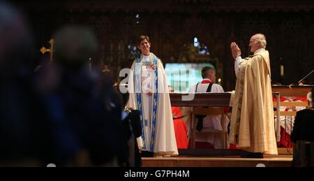 Bischof Libby Lane (Mitte) wird formell in der Chester Cathedral in Cheshire installiert, da die erste Bischofin der Kirche von England heute ihre erste Predigt halten wird, da sie in ihrer Heimatdiözese - am Internationalen Frauentag - eingerichtet ist. Stockfoto