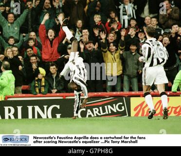 FUSSBALL, Premier League, Wimbledon gegen Newcastle United. Faustino Asprilla aus Newcastle hat nach dem Ausgleich von Newcastle ein Karrenrad für die Fans gemacht Stockfoto