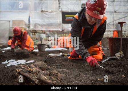 Archäologen von MOLA (Museum of London Archaeology) arbeiten an der Ausgrabungsstätte am Bedlam-Begräbnisplatz, wo zwischen 1569 und 1738 über 20,000 Londoner begraben wurden, die Ausgrabung wird den Bau des Osteingangs der New Liverpool St. Crossrail Ticket Station ermöglichen, Liverpool Street, London. Stockfoto