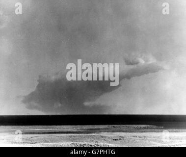 In der Nähe der Spitze des Aufstiegs wird die Fotoausrüstung von den Jeeps zum Beobachtungsposten auf rauer Strecke transportiert. Die Rough Range liegt 55 Meilen vom Zentrum des Atomstandorts auf den Monte Bello Islands entfernt und ist der Ort, an dem die Pressemänner ihre Kameras aufsetzen. Stockfoto