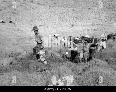 In der Nähe der Spitze des Aufstiegs werden anderthalb Tonnen Fotoausrüstung von Jeeps auf rauer Strecke zum Beobachtungsposten transportiert. Die Rough Range liegt 55 Meilen vom Zentrum des Atomstandorts auf den Monte Bello Islands entfernt und ist der Ort, an dem die Pressemänner ihre Kameras aufsetzen. Stockfoto