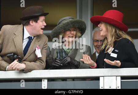 Die Herzogin von Cornwall beobachtet die Hürde der Neptune Investment Management Novizen mit Sohn Tom Parker-Bowles und Tochter Laura Lopes am Ladies Day während des Cheltenham Festivals auf der Cheltenham Rennbahn. Stockfoto