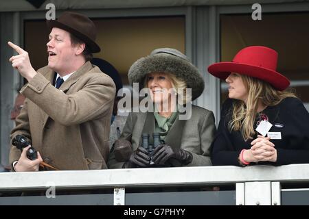 Die Herzogin von Cornwall beobachtet die Hürde der Neptune Investment Management Novizen mit Sohn Tom Parker-Bowles und Tochter Laura Lopes am Ladies Day während des Cheltenham Festivals auf der Cheltenham Rennbahn. Stockfoto