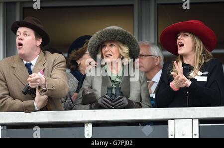 Die Herzogin von Cornwall beobachtet die Hürde der Neptune Investment Management Novizen mit Sohn Tom Parker-Bowles und Tochter Laura Lopes am Ladies Day während des Cheltenham Festivals auf der Cheltenham Rennbahn. Stockfoto