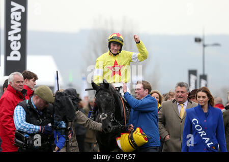 Jockey Sam Twiston-Davies feiert auf Aux Ptits Soins nach dem Sieg im Coral Cup am Ladies Day während des Cheltenham Festivals auf der Cheltenham Rennbahn. Stockfoto