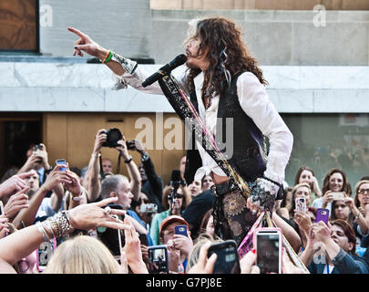 New York, NY, USA. 24. Juni 2016. Steven Tyler führt auf NBC "Today" Show im Rockefeller Plaza. Stockfoto
