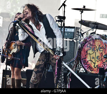 New York, NY, USA. 24. Juni 2016. Steven Tyler führt auf NBC "Today" Show im Rockefeller Plaza. Stockfoto