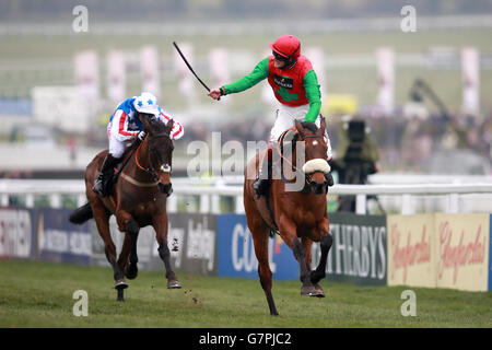 Jockey Sam Twiston-Davies feiert an Bord Ausweichen Bullets, wie sie gewinnen die Betway Queen Mutter Champion Chase am Ladies Day während des Cheltenham Festival auf Cheltenham Rennbahn. Stockfoto