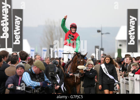 Jockey Sam Twiston-Davies feiert an Bord Ausweichen Bullets nach dem Gewinn der Betway Queen Mutter Champion Chase auf Ladies Day während des Cheltenham Festival auf Cheltenham Rennbahn. Stockfoto