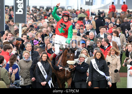 Der siegreiche Jockey Sam Twiston-Davies feiert am Ladies Day während des Cheltenham Festivals auf der Cheltenham Rennbahn auf dem Ausweichen Bullets nach dem Sieg in der Betway Queen Mother Champion Chase. Stockfoto