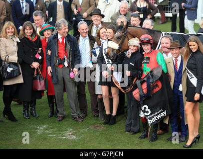 Die siegreichen Verbindungen von Dodging Bullets, darunter Trainer Paul Nicholls (dritter links), Besitzer Martin Broughton und Friends, Jockey Sam Twiston-Davies und Züchter Frankie Dettori (zweiter rechts) im Siegergehege nach dem Sieg in der Betway Queen Mother Champion Chase am Ladies Day während des Cheltenham Festivals auf der Cheltenham Racecourse. Stockfoto