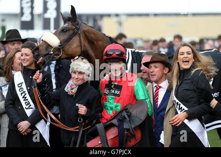 Jockey Sam Twiston-Davies feiert mit Züchter Frankie Dettori (zweiter rechts) nach dem Ausweichen Bullets gewinnt die Betway Queen Mutter Champion Chase am Ladies Day während des Cheltenham Festival auf Cheltenham Rennbahn. Stockfoto