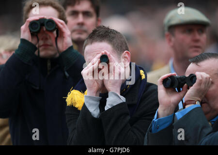 Pferderennen - 2015 Cheltenham Festival - Ladies Day - Cheltenham Rennbahn. Racegoers beobachten das Geschehen am Ladies Day während des Cheltenham Festivals auf der Cheltenham Racecourse durch ein Fernglas. Stockfoto