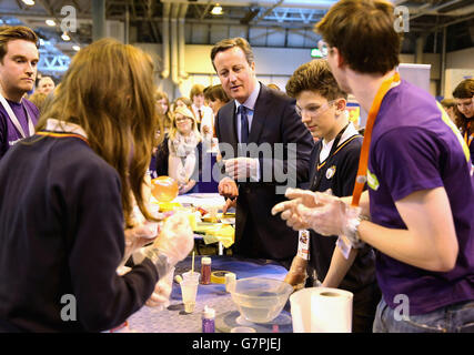 Premierminister David Cameron trifft Schüler während seines Besuchs auf der Big Bang UK Young Scientists & Engineers Fair im NEC in Birmingham. Stockfoto