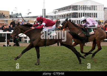 Rivage D'Or unter Davy Russell (links) fährt frei von jeder Währung, die Aidan Coleman (rechts) reitet, um am Ladies Day beim Cheltenham Festival auf der Pferderennbahn in Cheltenham in der Glenfarcras Handicap Chase zu gewinnen. Stockfoto