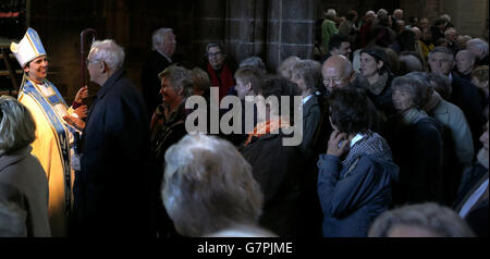 Bischof Libby Lane schüttelt die Hände mit den Menschen, nachdem sie es ist Formell in der Chester Cathedral installiert Stockfoto