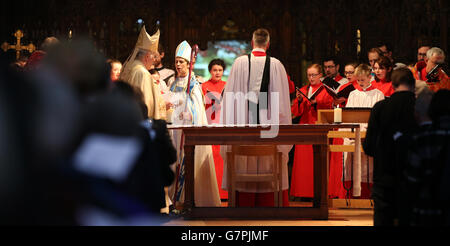 Bishop Libby Lane wird offiziell in der Chester Cathedral installiert Stockfoto