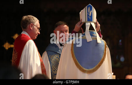 Der Erzdiakon von Macclesfield, der ehrwürdige Ian Bishop (Mitte) mit Bischof Libby Lane wird offiziell in der Chester Cathedral installiert Stockfoto