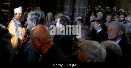 Bischof Libby Lane schüttelt die Hände mit den Menschen, nachdem sie es ist Formell in der Chester Cathedral installiert Stockfoto